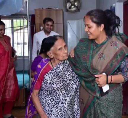 रायपुर: मंत्री लक्ष्मी राजवाड़े ने कैंप वरिष्ठजन आश्रम का किया औचक निरीक्षण, कहा- बुजुर्गों के सम्मान और कल्याण के लिए प्रतिबद्ध