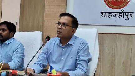 शाहजहांपुर: शाहजहांपुर में बिना लाइसेंस के चल रहे बायोडीजल पंपों पर बड़ी कार्रवाई के मामले में डीएम ने कलेक्ट्रेट में दी जानकारी