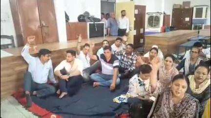 रूड़की: तहसील परिसर में लेखपाल संघ ने शुरू की तीन दिवसीय हड़ताल, लोगों को करना पड़ा दिक्कत का सामना