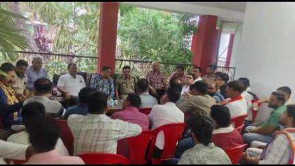 मुंगेली: लोरमी विश्राम गृह में SDOP नवनीत पाटिल और लोरमी NPA अध्यक्ष सुजीत वर्मा की उपस्थिति में पुलिस ने नागरिकों की बैठक ली