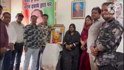 बकानी: बकानी कस्बे के ब्लॉक कांग्रेस कार्यालय में कांग्रेसी कार्यकर्ताओं ने जवाहरलाल नेहरू की पुण्यतिथि पर श्रद्धा सुमन अर्पित किए