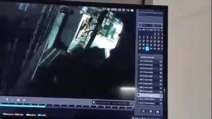 রামপুরহাট ১: রামপুরহাট শহরে  রাতের অন্ধকারে বাড়ির সামনে থেকে টোটো চুরির সিসিটিভি ফুটেছে ধরা পরল সেই দৃশ্য