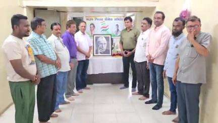 ભરૂચ: ભરૂચ જિલ્લા કોંગ્રેસ સમિતિએ જવાહરલાલ નહેરુની પુણ્યતિથિ નિમિત્તે કોંગ્રસ કાર્યાલય ખાતે  પુષ્પાંજલિ અર્પણ કરી.