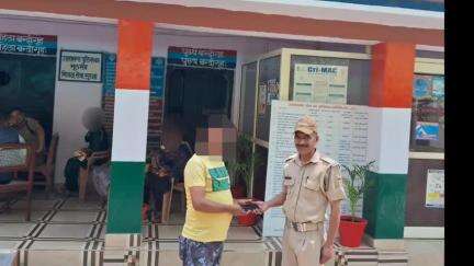पिथौरागढ़: झूलाघाट पुलिस में तैनात होमगार्ड ने गुम हुआ मोबाइल फोन सकुशल लौटाया मोबाइल स्वामी को