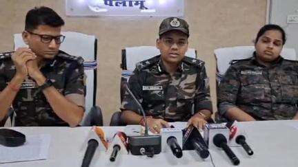 मेदिनीनगर (डालटनगंज): नैया जंगल नक्सल मुठभेड़ पर जोनल आईजी, डीआईजी, और एसपी ने की प्रेस कॉन्फ्रेंस, नक्सलियों से आत्मसमर्पण की अपील