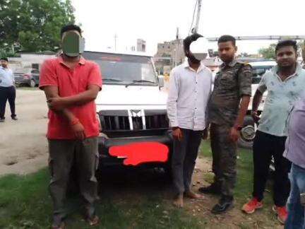 जलालपुर: जलालपुर मुख्य मार्ग के पास से शराब से लदी गाड़ी ज़ब्त, दो लोग गिरफ्तार