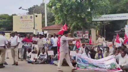 రేషన్ వాహనాలను నిలిపి వేస్తున్నట్లు తీసుకున్న నిర్ణయాన్ని వెనక్కి తీసుకోవాలి రేషన్ డ్రైవర్లు నిరసన