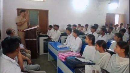 जगाधरी: पुलिस महानिदेशक के आदेश पर जठलाना थाना प्रभारी ने नागल के सरकारी स्कूल में बच्चों को डायल 112 की जानकारी दी