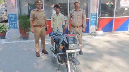 शाहजहांपुर: थाना रोजा पुलिस टीम ने चोरी के मुकदमे में वांछित 1 अभियुक्त को मोटरसाइकिल के साथ किया गिरफ्तार