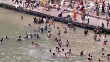 गाडरवारा: गाडरवारा तहसील में शनि अमावस्या पर भक्तों ने नर्मदा में लगाई आस्था की डुबकी