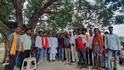 कुंदा: चतरा विधायक जनार्दन पासवान ने लेवाड गांव में लगाया जनता दरबार, लोगों की सुनीं समस्याएं