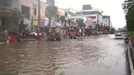 సిరిసిల్ల: సిరిసిల్ల పట్టణంలో కురిసిన వర్షంతో పాత బస్టాండ్ వెంకంపేట సంజీవయ్య నగర్ సర్దార్ నగర్ ప్రాంతాలు జలమయం
