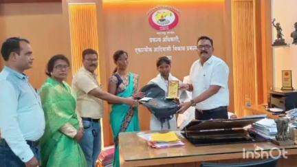 चंद्रपूर: 10 वी व 12 वी परीक्षेत अव्वल आलेल्या आदिवासी विद्यार्थ्यांचा प्रकल्प कार्यालयातर्फे सत्कार