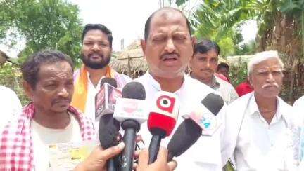 ଅନୁଗୋଳ: କଣିହାଁ ଅଞ୍ଚଳର ମୃତ ଯୁବତୀଙ୍କ ପରିବାରକୁ ୪ ଲକ୍ଷ୍ ଟଙ୍କାର ଚେକ୍ ଦେଇ ପ୍ରତିକ୍ରିୟା ରଖିଲେ ପାଳଲହଡା ବିଧାୟକ ଓ ସ୍ଥାନୀୟ ଲୋକ