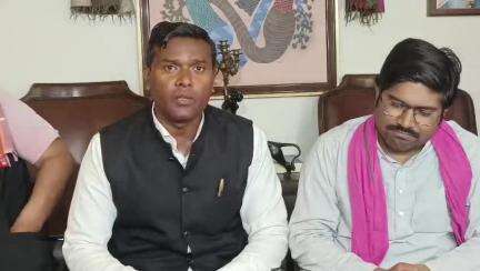 रायपुर: पूर्व मुख्यमंत्री अजित जोगी की प्रतिमा चोरी कर खंडित करने को लेकर रायपुर के जोगी निवास में प्रेस वार्ता