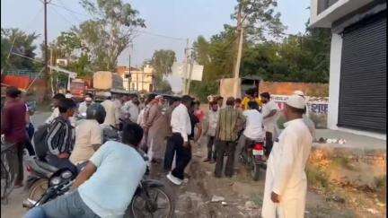 नौगावां सादात: गांव निजामपुर गरबी के पास तेज रफ्तार बाइक सवार युवकों की बाइक खड़े ट्रक में घुसी, दो की मौत और दो की हालत गंभीर