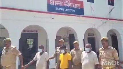 महसी: खैरीघाट की पुलिस ने दंगा व सरकारी कार्य में बाधा उत्पन्न करने और जहरीली शराब के मामले में तीन लोगों को दबोचा