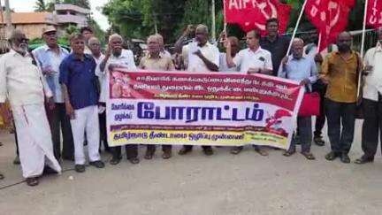 வேலூர்: வேலூர் அண்ணா கலையரங்கம் அருகே தீண்டாமை ஒழிப்பு முன்னணி சார்பில் கண்டன ஆர்ப்பாட்டம்