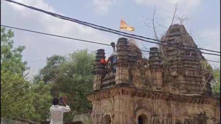 छतरपुर नगर: वार्ड नंबर तीन में प्रशासन ने मंदिर की जमीन को कब्जेदारियों से मुक्त कराया