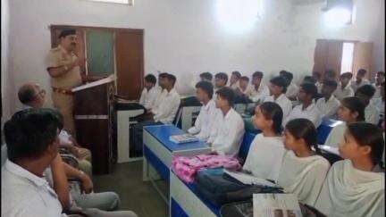रादौर: जठलाना थाना प्रभारी राजेंद्र सिंह ने नागल स्कूल में बच्चों को साइबर क्राइम, डायल 112 और यातायात नियमों की जानकारी दी