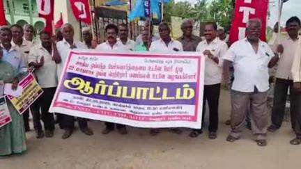 வேலூர்: ஊதிய ஒப்பந்த பேச்சு வார்த்தையை துவங்க கோரி ரங்காபுரம் போக்குவரத்து மண்டல அலுவலகம் முன்பு தொழிற்சங்கத்தினர் ஆர்ப்பாட்டம்