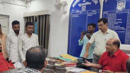 बोध गया: एमयू में पीजी 24-26 नामांकन घोटाले को लेकर छात्र जदयू विश्वविद्यालय अध्यक्ष ने कुलसचिव को सौंपा ज्ञापन