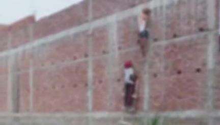 देेेवरिया: बैरौना चौराहे के पास नवनिर्मित मकान में लगे सरिया में फंदे से झूलता व्यक्ति, हालत गंभीर