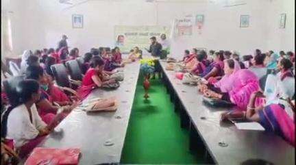 ठाकुरगंगटी: प्रखंड सभागार में एसजीआरएस कर्मियों ने आंगनबाड़ी सेविकाओं को दी प्रशिक्षण कार्यक्रम से संबंधित जानकारी