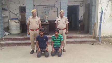बेगुं: बेगू पुलिस ने अपहरण, लूट और फायरिंग कर हत्या के प्रयास में डेढ़ साल से फरार दो आरोपियों को किया गिरफ्तार