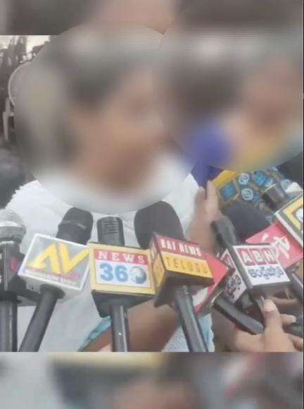 తన భర్త సెక్స్‌ వీడియోలు చూపించి వేధిస్తున్నాడని, మూత్రం తాగించి చిత్రహింసలు పెట్టాడంటూ గుంటూరు పోలీసులకు మహిళ ఫిర్యాదు