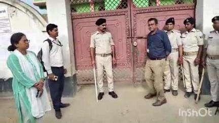 मढ़ौरा: पोझी बुजुर्ग में लोन लेकर फरार हुए व्यक्ति के घर को प्रशासन ने कराया सील
