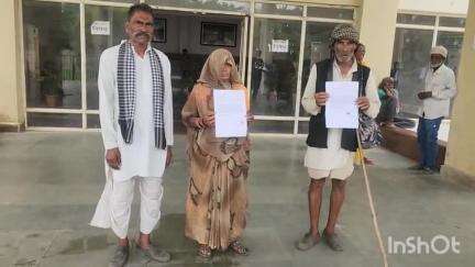 विदिशा नगर: शमशाबाद तहसील के हूडा गांव निवासी बुजुर्ग दंपति ने कलेक्ट्रेट पहुंचकर SP और कलेक्टर को दिया ज्ञापन, लगाई मदद की गुहार