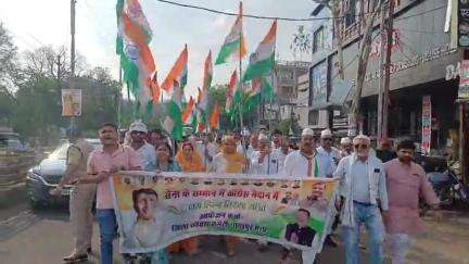 छतरपुर नगर: कांग्रेस कार्यकर्ताओं ने छतरपुर शहर में सैनिकों के सम्मान में निकाली 'जय हिंद तिरंगा यात्रा'