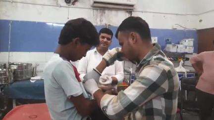 औरंगाबाद: राष्ट्रीय राजमार्ग 19 के रानीगंज के समीप ट्रक ने टोटो में मारी टक्कर, दो घायल, सदर अस्पताल में हुआ इलाज