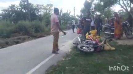 कल्याणपुर: परना रतनपुर बॉर्डर पर दो बाइक की टक्कर में एक बाइक सवार घायल