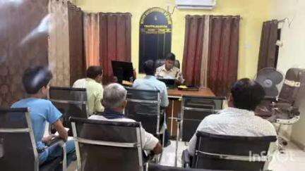 नवादा: समाहरणालय स्थित पुलिस कार्यालय में पुलिस उपाधीक्षक (ट्रैफिक) ने जनता दरबार का किया आयोजन, फरियादियों की उमड़ी भीड़