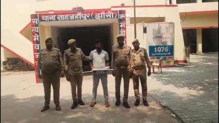 मोठ: शाहजहांपुर थाना पुलिस ने देशी तमंचा व जिंदा कारतूस के साथ युवक को पकड़कर न्यायालय के समक्ष पेश किया