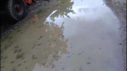 परभणी: वांगी रोड, धार रोड भागामध्ये नाल्यांची साफसफाई नसल्याने पाणी रस्त्यावर, सफाईची नागरिकांची मागणी #jansamasya