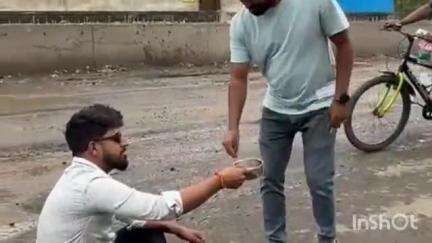 पालघर: तारापूर औद्योगिक क्षेत्र येथे रस्त्यात चिखलात बसून भीक मांगो आंदोलन