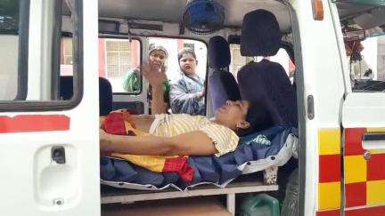 मथुरा: देवर और सास घायल महिला को एंबुलेंस से लेकर पहुंचे SSP ऑफिस