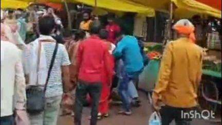 गुना नगर: पुरानी गल्ला मंडी में नशे में धुत शख्स ने सब्जी विक्रेताओं को दी गालियां, मारपीट का वीडियो हुआ वायरल