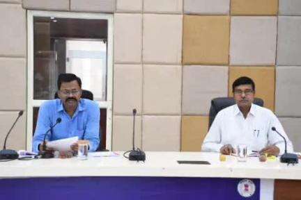 बलरामपुर: संयुक्त कार्यालय सभा कक्ष बलरामपुर में कलेक्टर ने समय सीमा की बैठक ली