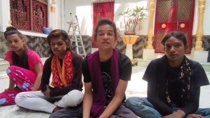 फतेहपुर: पीरनपुर में किन्नरों ने जिले में घूम रहे फर्जी किन्नर पर कार्रवाई की मांग की, SP DM से युवाओं को पैसे का दिया लालच