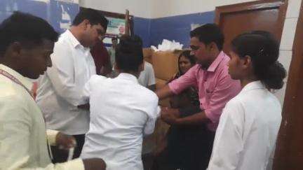 औरंगाबाद: औरंगाबाद बाजार में स्कूटी सवार अनियंत्रित होकर गिरा, हाथ टूटा, सदर अस्पताल में हुआ इलाज