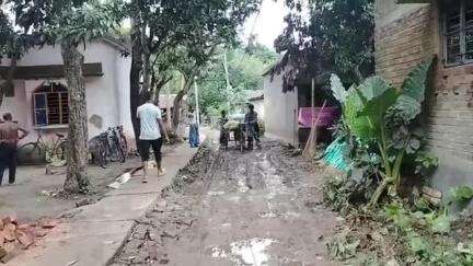 স্বরূপনগর: চারঘাট গ্রাম পঞ্চায়েতের পাতুয়া FP স্কুল সংলগ্ন এলাকার রাস্তার বেহাল দশা, সমাধানের দাবি এলাকাবাসীদের #jansamasya