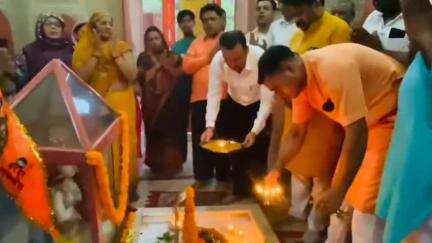 धनौरा: मंडी धनौरा तहसील क्षेत्र में स्थित शिव मंदिर पर आरती कार्यक्रम का आयोजन, पालिका चेयरमैन ने भी लिया भाग