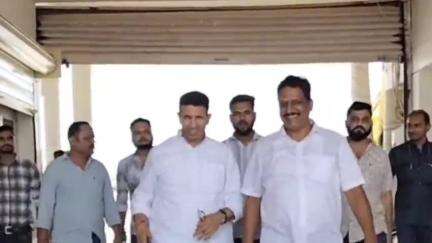 करेली: मध्य प्रदेश कांग्रेस अध्यक्ष जीतू पटवारी का तेंदूखेड़ा में पूर्व विधायक संजय शर्मा के निवास पर आगमन