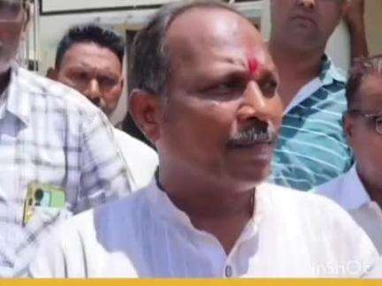कोरपना: मुख्याधिकारी धुमाळ यांच्या निलंबनासाठी भाजप गडचंदुर इथे रस्त्यावर