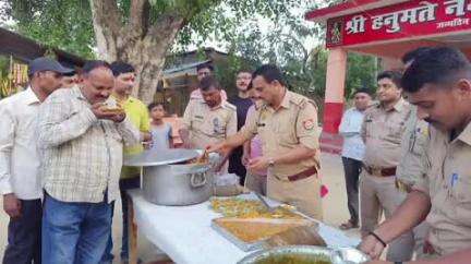 लंभुआ: बड़े मंगल पर लंभुआ थाने के हनुमान मंदिर में हुआ विशाल भंडारे का आयोजन