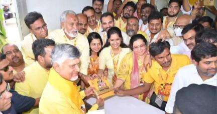 చిత్తూరు అర్బన్: సీఎం చంద్రబాబుతో కలిసి మహానాడు పుస్తకాన్ని ఆవిష్కరించిన చిత్తూరు ఎంపీ దగ్గుమళ్ల ప్రసాదరావు
